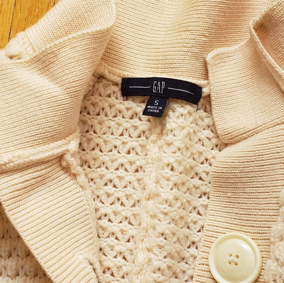 Gap sweater super flattering and comfy - Picture 5 of 5